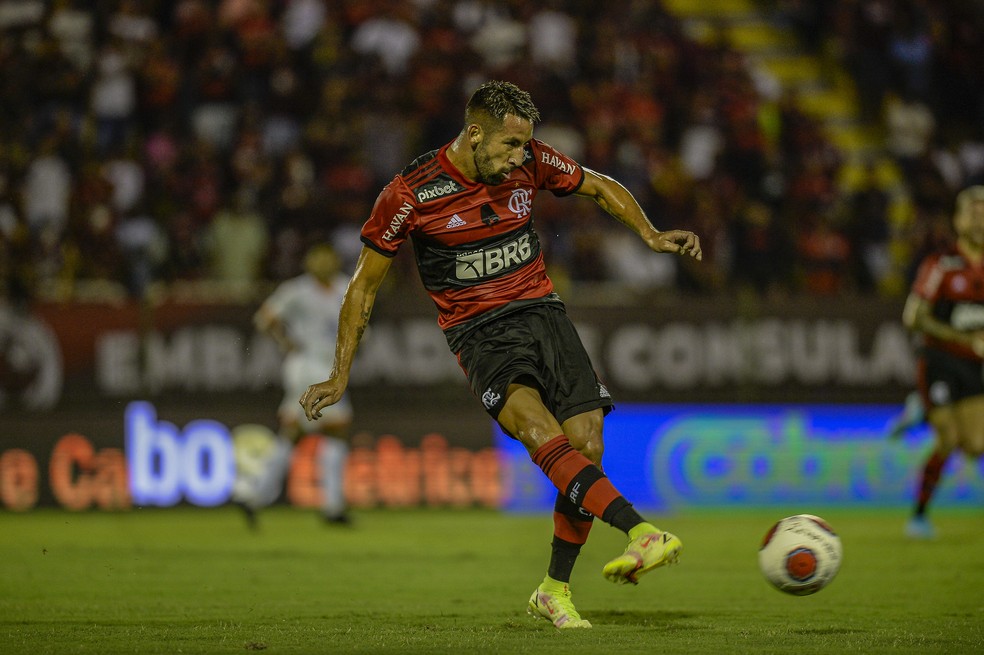 Análise: Flamengo tem 37 atletas escalados no Carioca, e aposta de Paulo Sousa na defesa não agrada