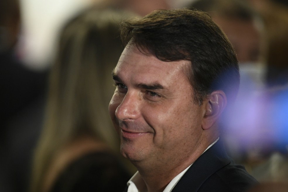 Flávio Bolsonaro assina proposta sobre combustíveis apelidada de “PEC camicase” pela equipe de Guedes