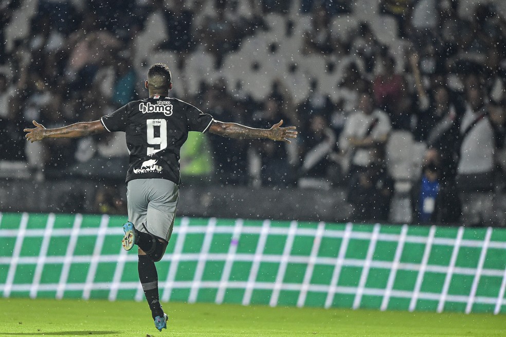 Com gols e carisma, Raniel vira o jogo, ganha a torcida e larga na frente pela função de 9 no Vasco