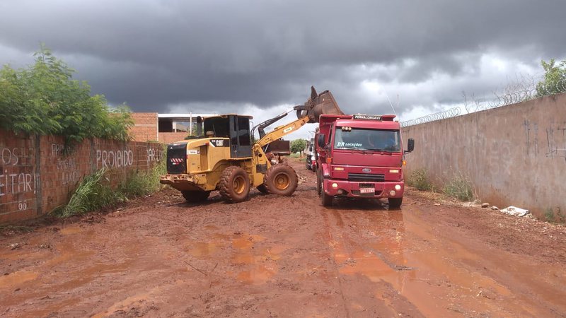 Alívio: Após reportagem, rua com acúmulo de lixo recebe limpeza no Aero Rancho