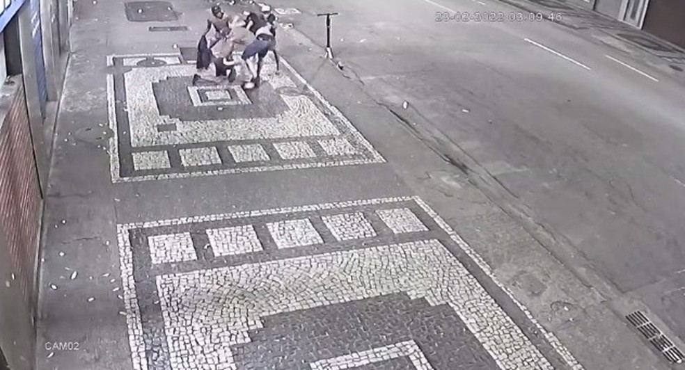 Imagens mostram turista português sendo agredido por grupo de assaltantes em Copacabana