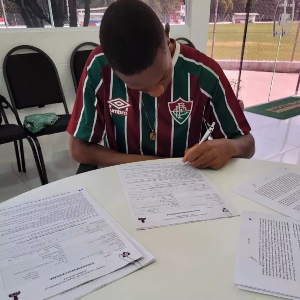 Cria de Xerém, Marlon Almeida assina primeiro contrato profissional com o Fluminense; multa chega a R$ 255 mi