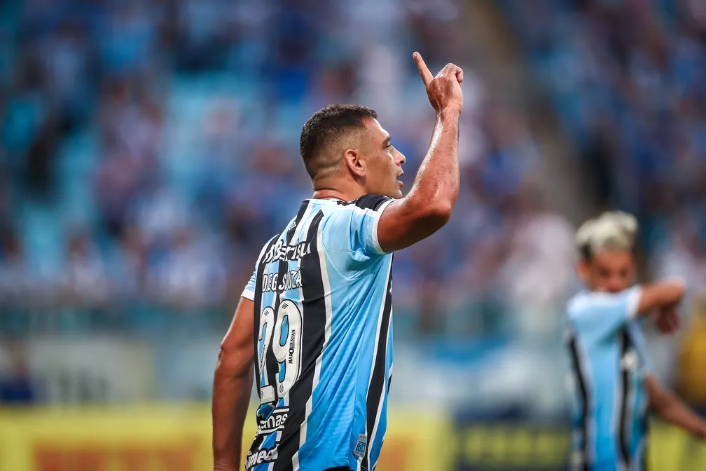 Com “coração desacelerado”, Diego Souza resolve problema do Grêmio em um minuto e faz história