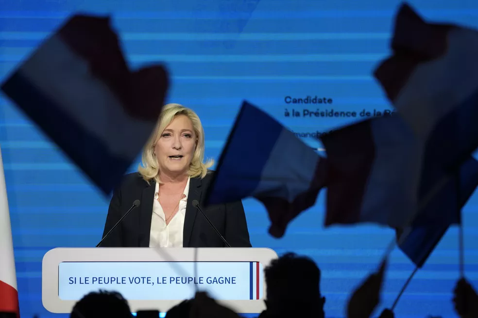 Como a candidata Marine Le Pen mudou sua imagem e passou a encarnar uma mãe francesa que ama seus gatos