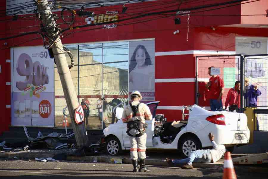 Motorista estaria tirando ‘racha’ a 180 km/h antes de acidente que matou jovem na Júlio de Castilho