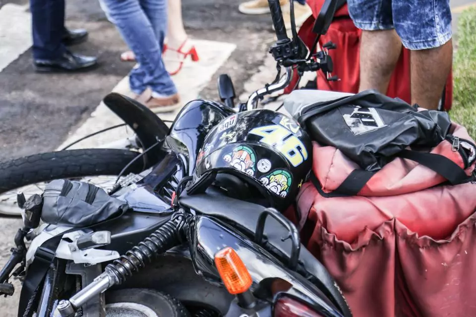 Ao fazer ultrapassagem, motoentregador acerta carro e é socorrido em Campo Grande