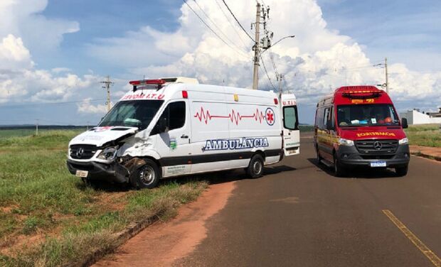 Acidente com ambulância deixa feridos em Costa Rica