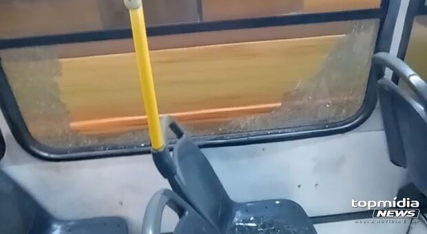 Bandidos quebram vidro de ônibus com pedradas no Jardim Uirapuru