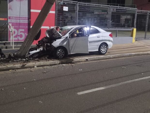 Carro ‘se afunda’ em poste e deixa ocupantes em estado grave na Júlio de Castilho