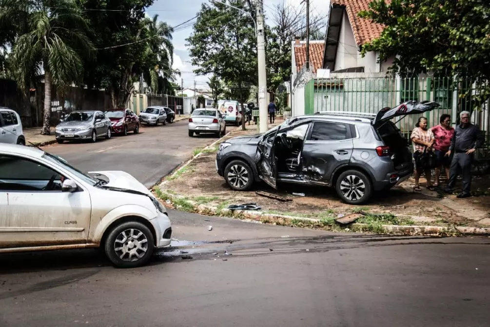 Carro capota após condutor ‘não enxergar’ placa de Pare em cruzamento de Campo Grande