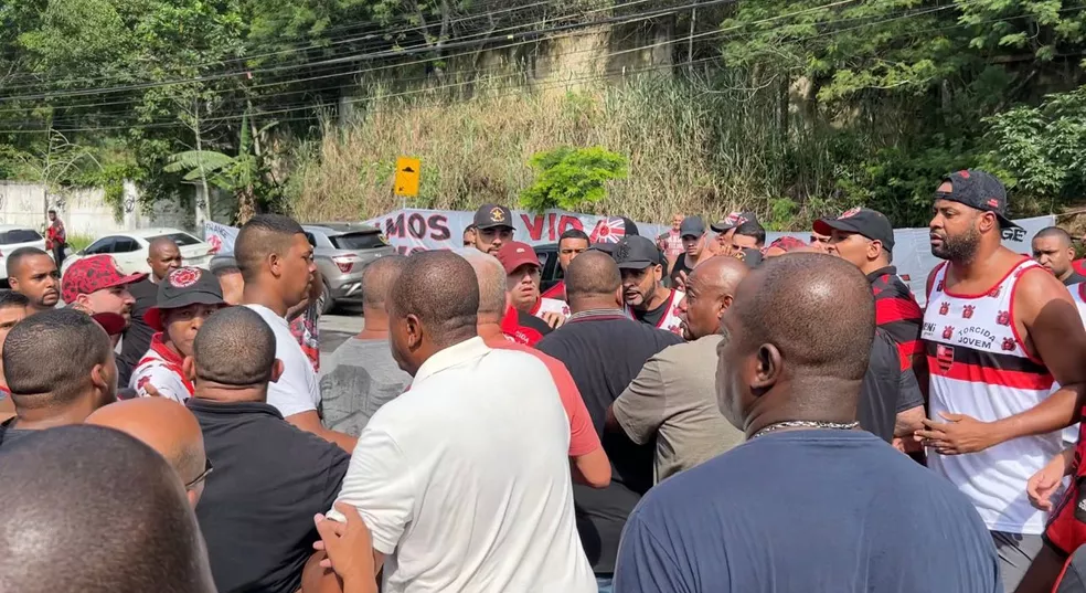 Torcedores do Flamengo protestam na porta do Ninho e dão tapas e socos nos carros dos atletas