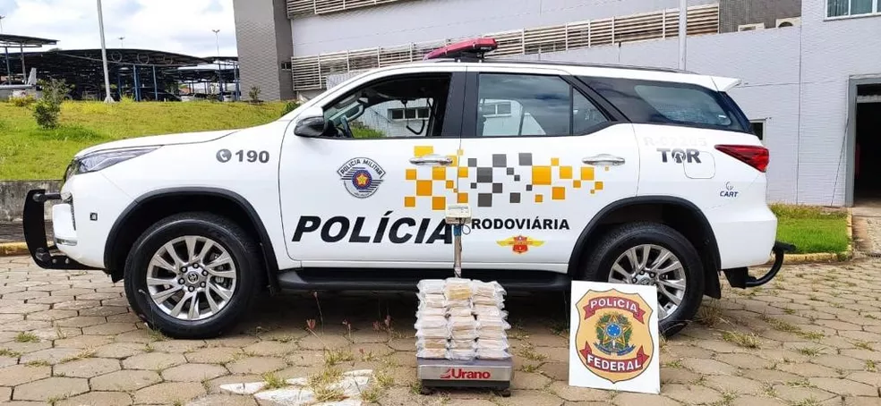 Fiscalização encontra carga de cocaína escondida em tanque de combustível de carro.