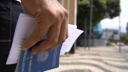 Brasil perde 2,8 milhões de trabalhadores com carteira em 8 anos; informalidade e conta própria crescem