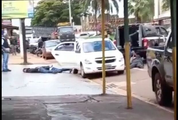 Roubo a joalheria termina em perseguição, tiros e prisão em Maracaju (vídeo)