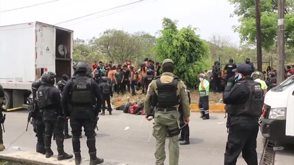 Polícia mexicana intercepta caminhão com mais de 280 migrantes dentro de fundo falso