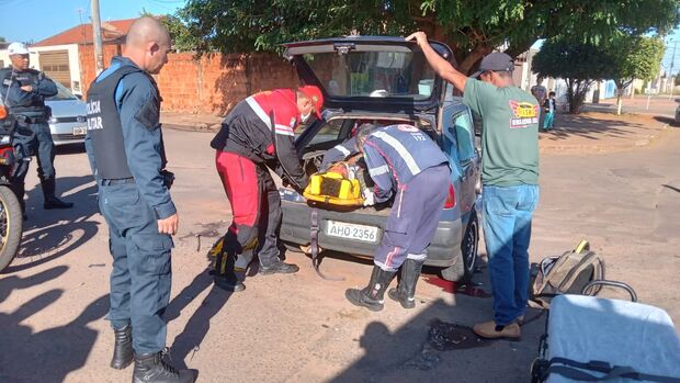 Motorista avança preferencial e bate em táxi no Aero Rancho (vídeo)