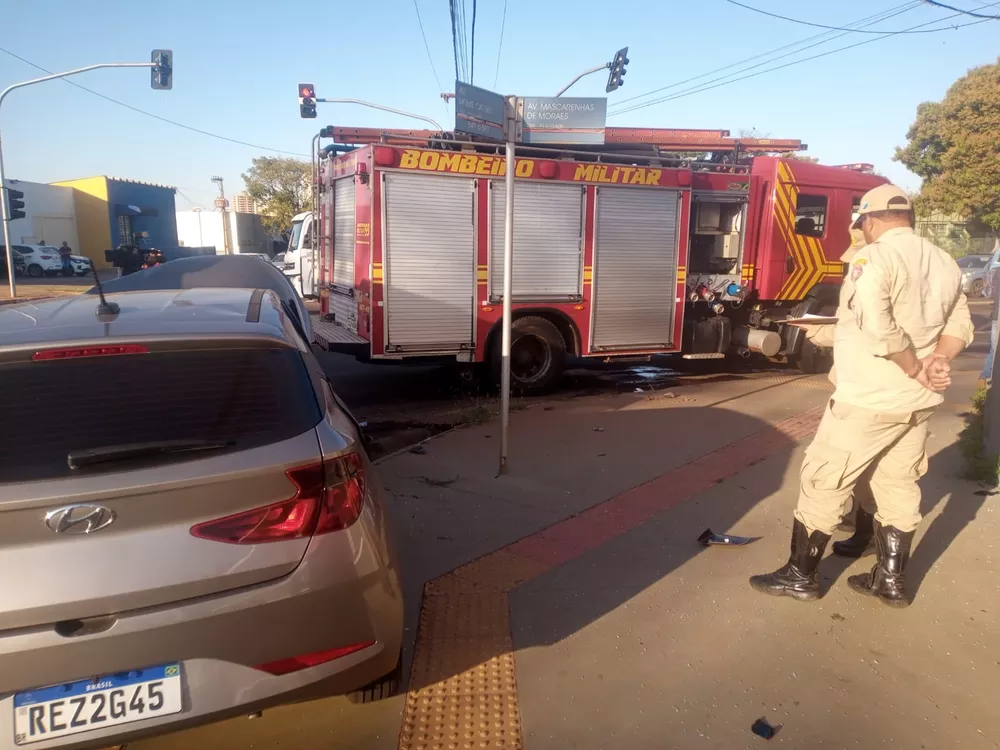 Viatura do Corpo de Bombeiros se envolve em acidente e deixa dois feridos em Campo Grande