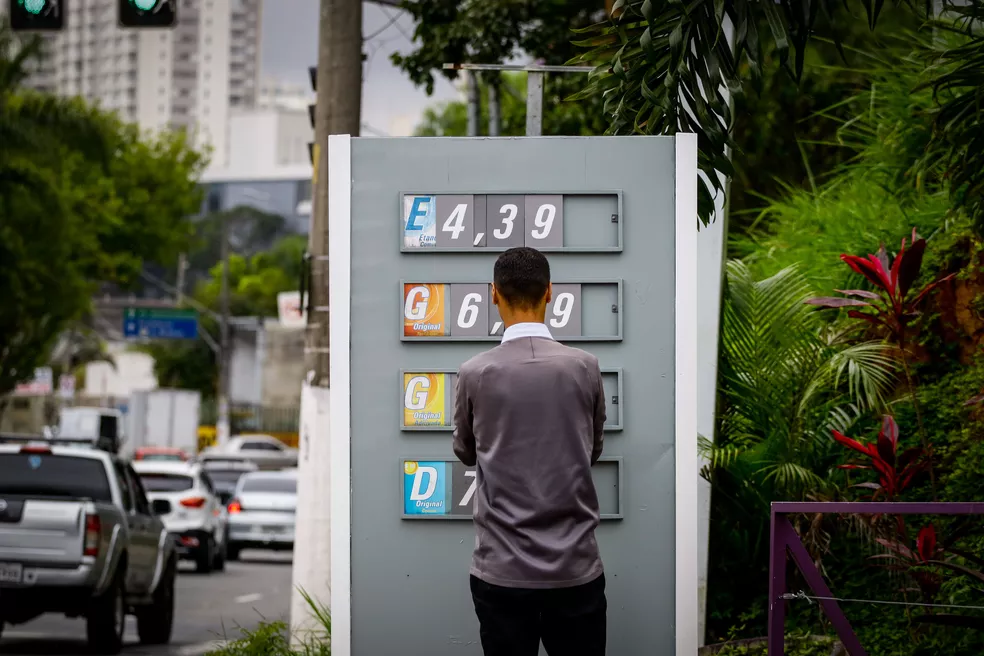 Após redução do ICMS, queda no preço da gasolina deve ocorrer em até cinco dias nas bombas dos postos de SP, diz sindicato