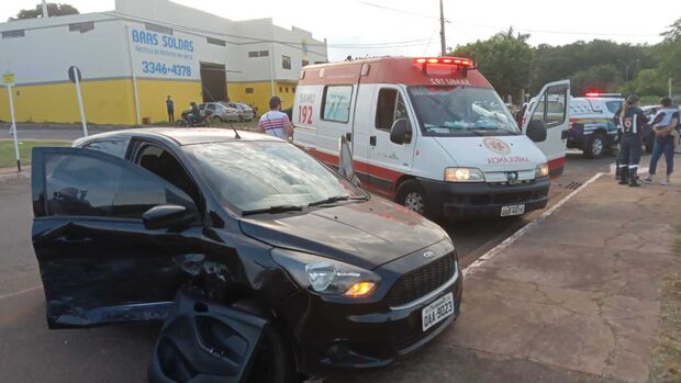 Capotamento destrói carros e deixa uma mulher ferida em Campo Grande