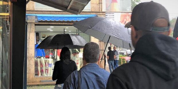 Mulher chama PM para ladrão que roubou guarda-chuva em Costa Rica