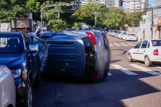 VÍDEO: colisão no cruzamento da Maracaju e Arthur Jorge deixa Chevrolet Tracker capotado