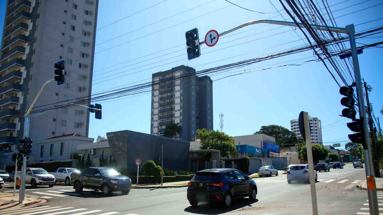 Semáforos desativados bagunçam trânsito na Rua Bahia e motoristas perdem a paciência