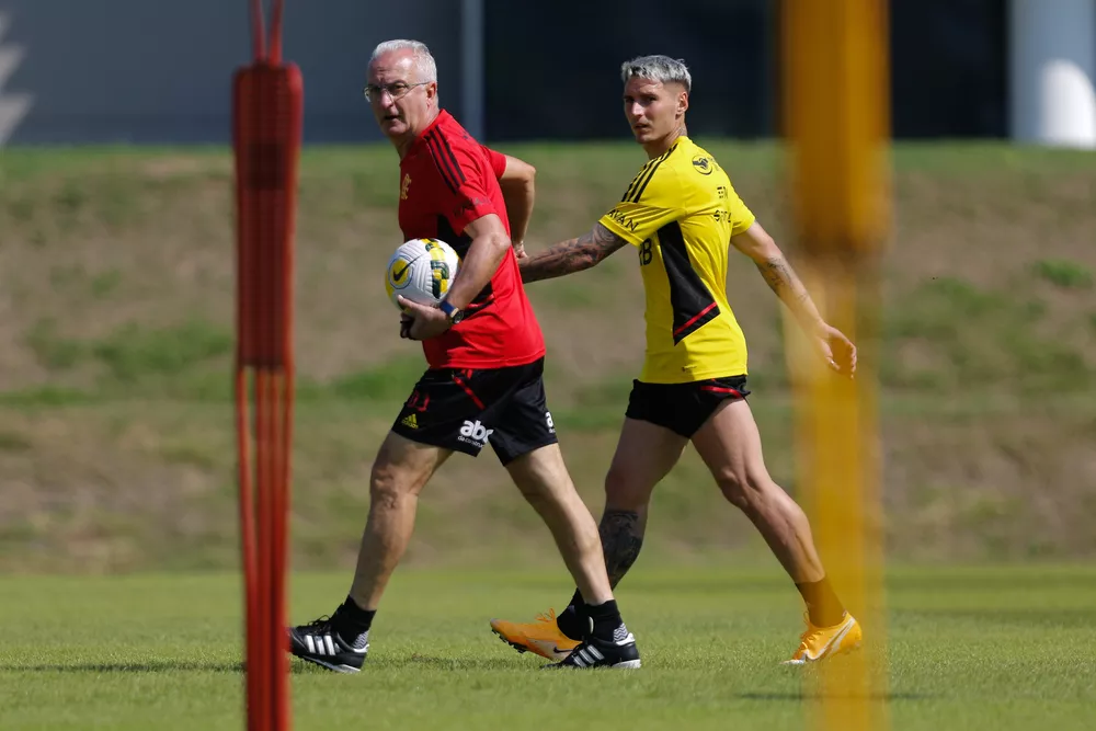 Com documentação em mãos, Flamengo vai regularizar Varela nesta sexta