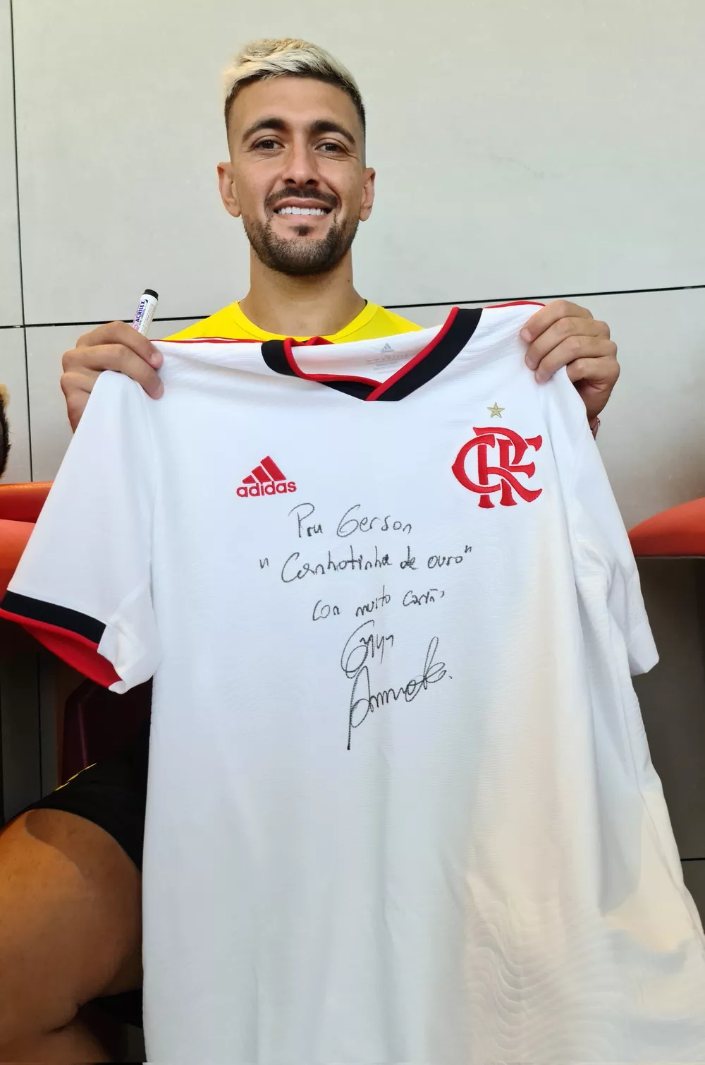 Arrascaeta atende pedido de Gerson e o presenteia com camisa do Flamengo