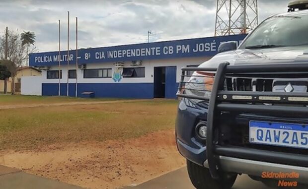 Um homem, de 32 anos, foi preso na noite de ontem (3), na Rua Noroeste, no bairro Amambai, em Campo Grande. Ele é acusado de vender drogas na Orla Morena.  Durante a abordagem, os policiais encontraram porções de maconha, cocaína, máquina de cartão, um soco inglês um canivete e um revólver calibre .22.  Ele disse que não vende drogas no local e que seria apenas usuário. O suspeito também tinha uma quantia em dinheiro.   Segundo a denúncia, ele utiliza uma motocicleta Honda XRE 300 para entregar a droga na cidade.   Ele estava com o veículo, quando foi abordado. O suspeito foi encaminhado para a Depac (Delegacia de Pronto Atendimento Comunitário) do Centro.