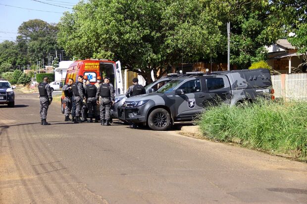 Dupla em moto ‘prega fogo’ em jovem e foge na Vila Popular (vídeo)