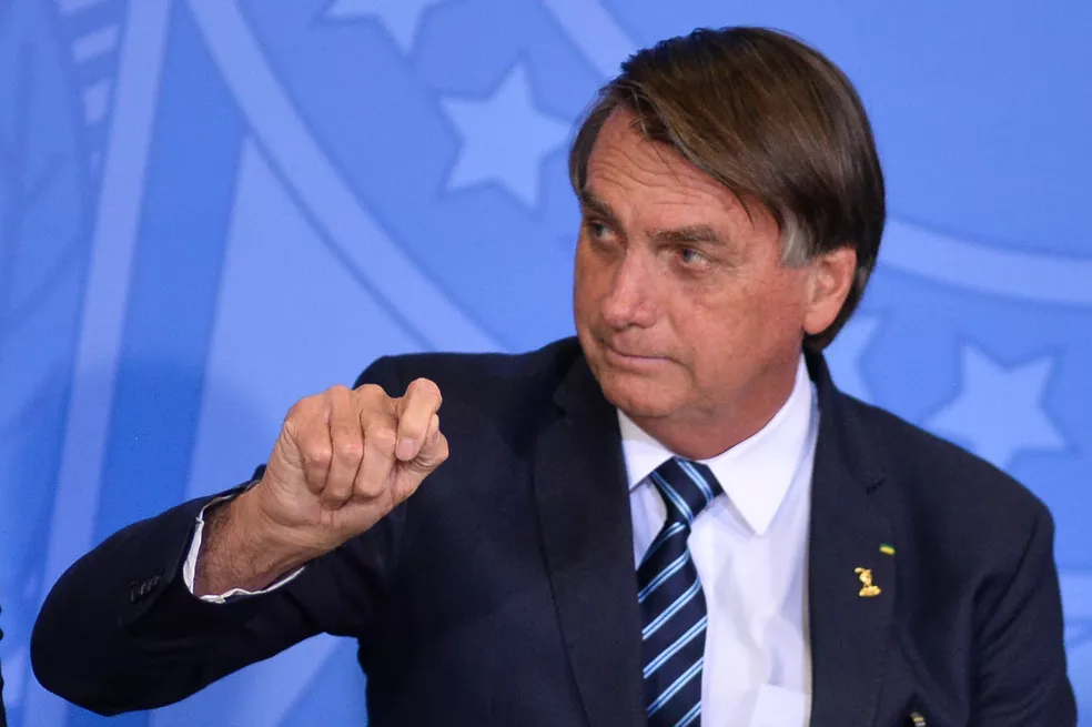 Bolsonaro sanciona projeto que fixa piso salarial para enfermeiros, técnicos, auxiliares e parteiras