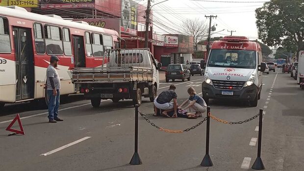 Mulher tem fratura na perna após colidir CB300 em caminhão na Avenida Bandeirantes (vídeo)