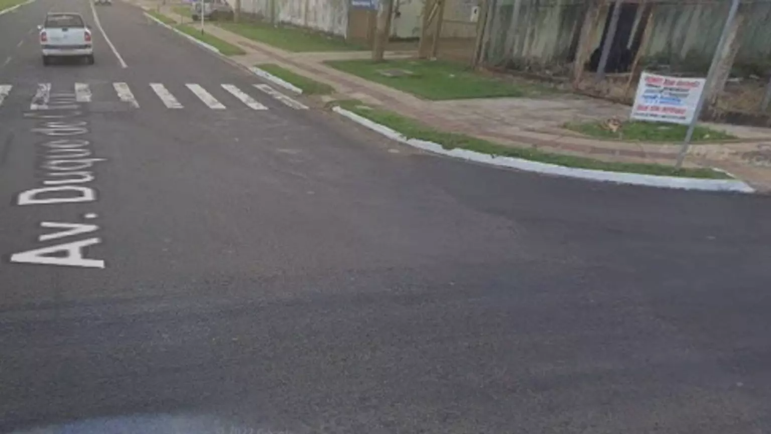 Motociclista bate na traseira de caminhão da coleta de lixo e morre em Campo Grande