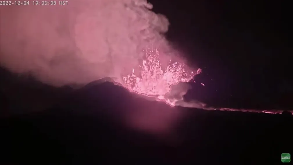 Maior vulcão em atividade do mundo brilha com ‘chuva’ de lava durante a noite