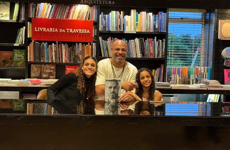 Adriano se emociona e chora em lançamento de sua biografia: “Não estou nem acreditando”