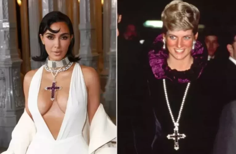 Kim Kardashian usa pingente de cruz da princesa Diana com vestido super picante no LACMA Art + Film Gala