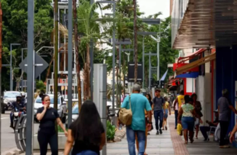 Esperando asfalto, aos 80 anos morador usa próprio trator para “arrumar” rua – CREDITO: CAMPO GRANDE NEWS